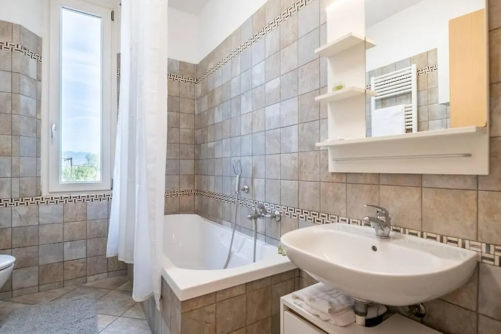 Apartment -Villa Emily- Parking, Garden & Wi-Fi Pisa